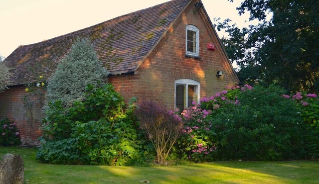 Quirky Loft Nr Andover/Winchester/Salisbury with Tennis Court & Spa Treatments