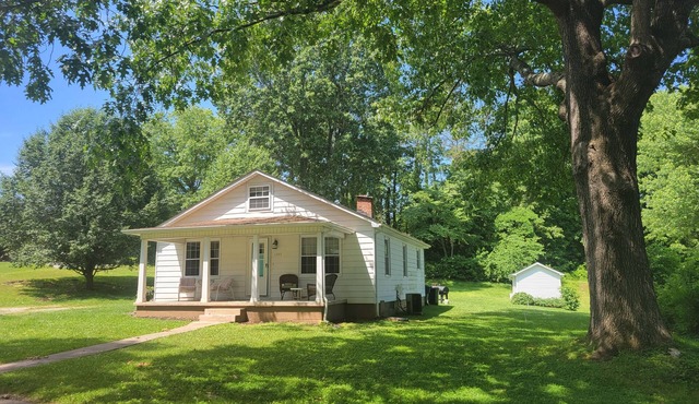 Quirky Midcentury Bungalow close to everything!