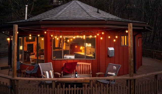 Quirky & Peaceful Yurt Treehouse w/360 views/Hike/Golf/Lake Laura
