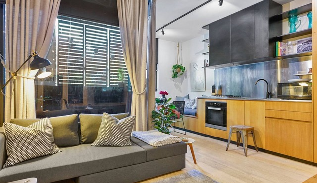 Quirky Retreat - A Charming 1BR in Trendy Collingwood