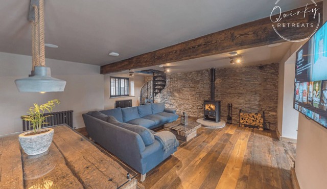 Quirky Retreats - Luxury and newly renovated with river views