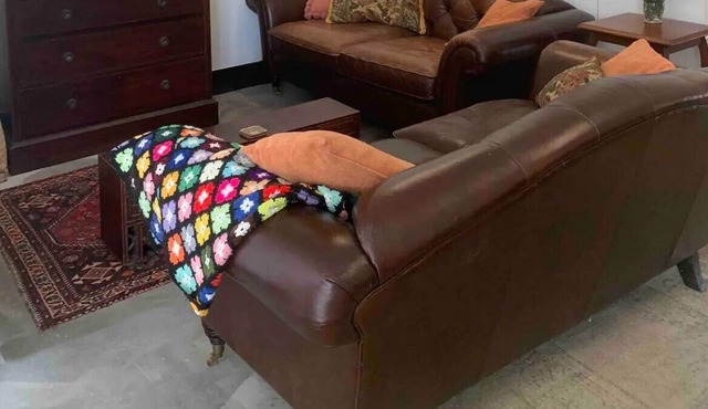 Quirky revamp 100 year old shop. Small pet friendly.