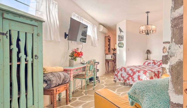 Quirky Santa Cruz Studio w/Shared Courtyard!