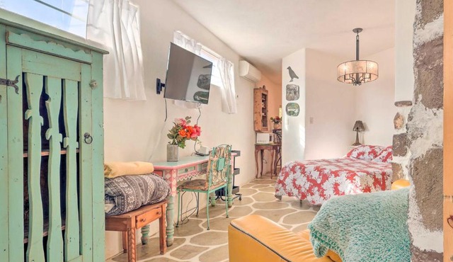 Quirky Santa Cruz Studio with Shared Courtyard!