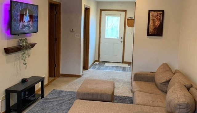 Quite 3 bedroom getaway by the lake