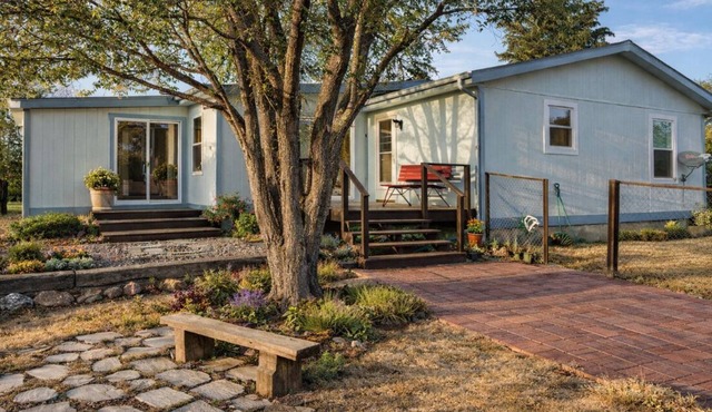 Quite 4-bedroom house on 3.5 acres/minutes from town