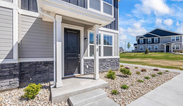 Quite and Cozy House with Pool access!