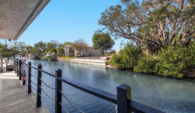 Quite Bonita Springs neighborhood near golf, beaches and hopping w/swim spa