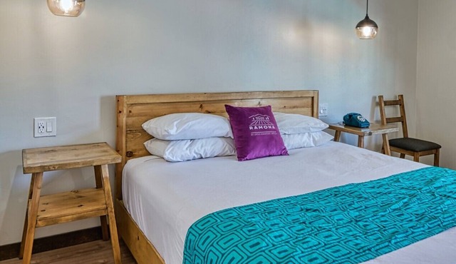 Quite & Clean 1 King Bed Room in Ramona Wineries