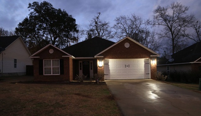 Quite-Comfy & Minutes from downtown