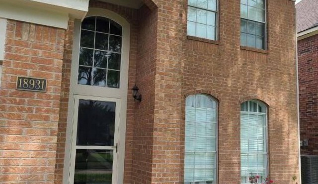 Quite cottage close to Bush International Airport
