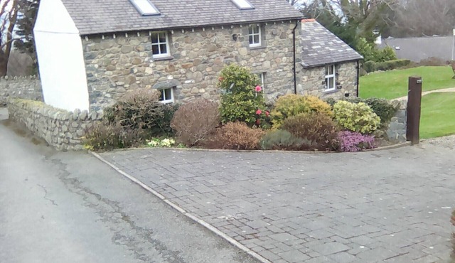 Quite country cottage. In easy reach of Town and beach.