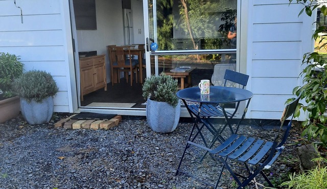 Quite country garden retreat with modern facilities close to Waiuku town.
