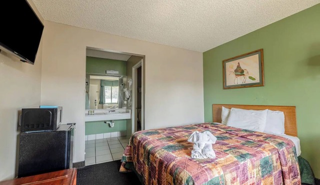Quite One Queen Deluxe Room Near Route 66 Museum - Perfect for Tourist