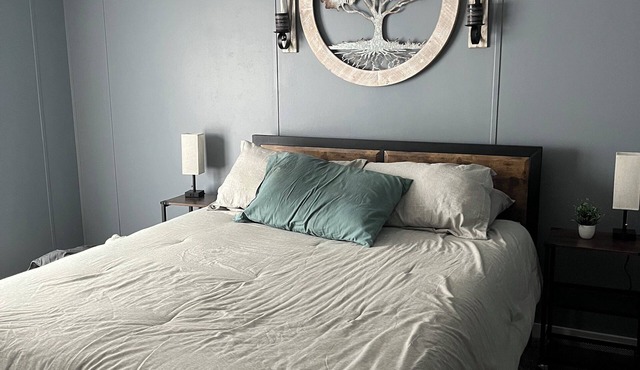 Quite, private 4 bed room 2 full bath home located in Newark oh. Sleeps 12.