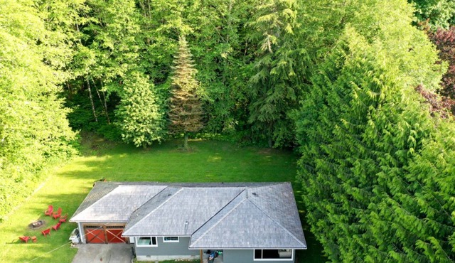 Quite private home next to the Columbia river