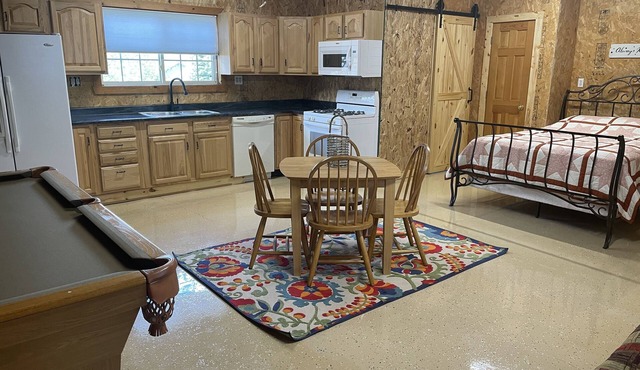 Quite- relaxing country living with pool/hot tub and sauna!