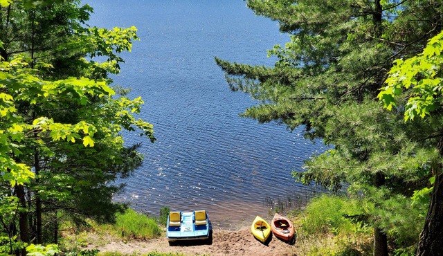 Quite year-round getaway. Small quiet lake, Hot Tub, Sauna and WiFi