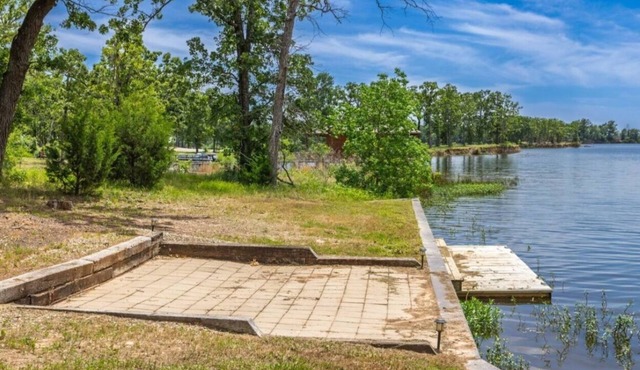 Quitman Lakefront fishing dock firepit