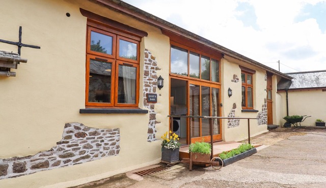 QUOIT X BARN, pet friendly, with open fire in Bampton, Devon