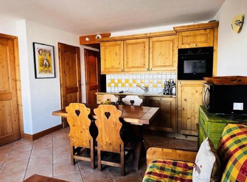 Résidence Saint Bernard - Appartement de charme pour 6 personnes, dans une résidence skis aux pieds avec accès piscine et parking privé dans le village du MAE-8971