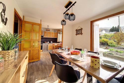 Résidence Saint Marcel - Chalet familial · Centre village de St Marcel · Terrasse ouest MAE-2924