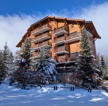 Résidence les Rochers Blancs 1 au centre de la station à deux pas des pistes