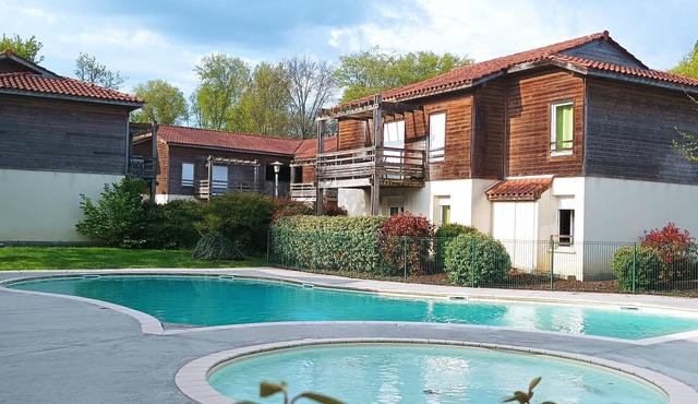 Résidence Terrasses du Lac 3*, heated swimming pool