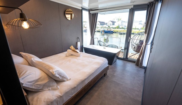 Rêve flottant pour amoureux balnéo et sauna - La Balzac