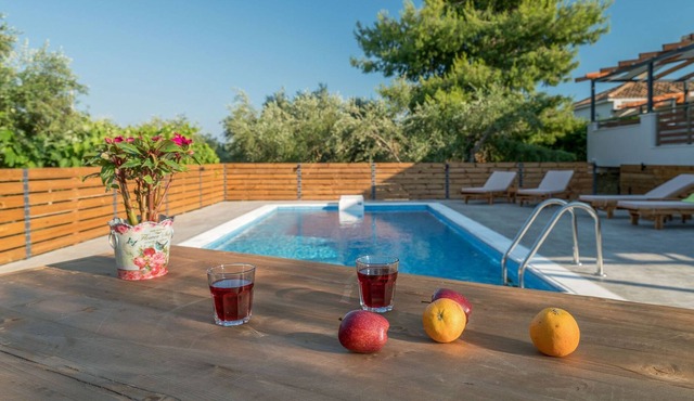 R 246 Villa with Private Pools and Outdoor BBQ