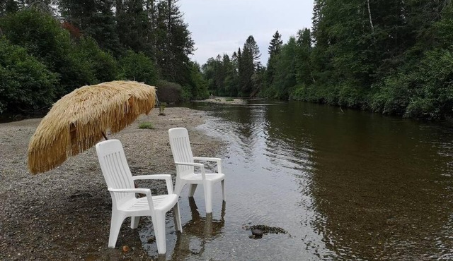 Refuge Rustic bordé par rivière et la nature