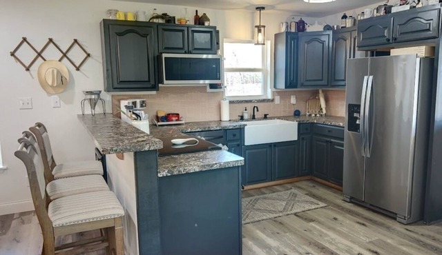 R&M Red Roof Cabin - family friendly, fishing, FUN
