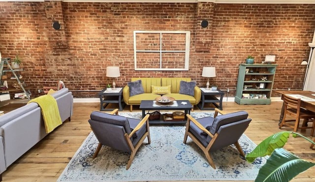 R&R Guest House- Renovated Downtown Gem, Patio