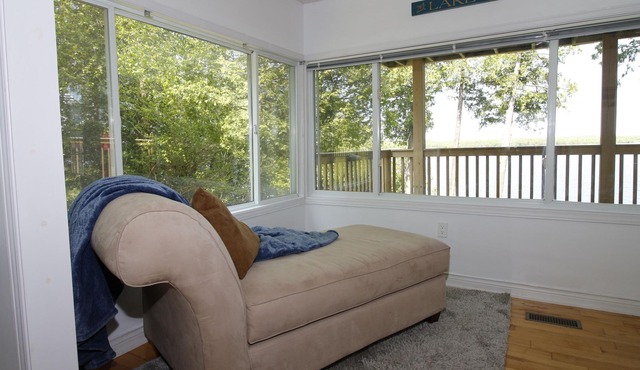 R & R HideawaynRelax with the whole family at this peaceful lake front cottage.