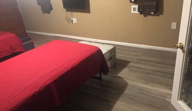 R/R in the country. Minutes away from downtown, family park, & high speed racing