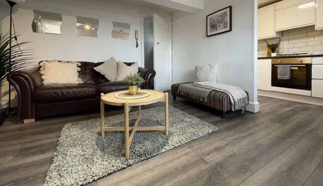 R&R in Withington (4 Bedrooms, 7 Beds, Free Parkg)