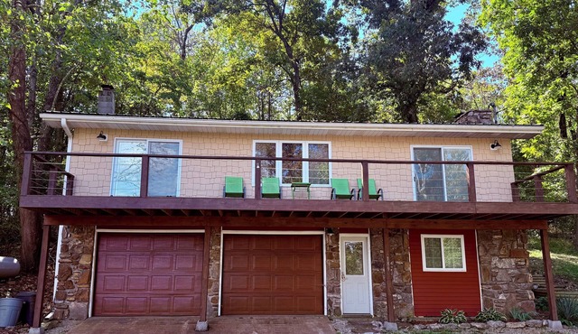 R&R is a cozy 2-bedroom home in Mammoth Spring with a view of the Spring River!