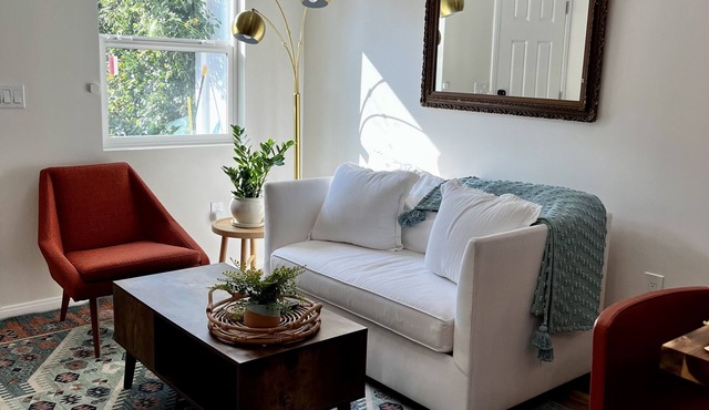 R & R Poolside with private courtyard & jacuzzi