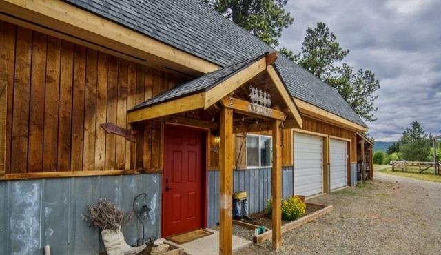 R & R Retreat - 2 houses, 1 trailer hook up. Bring your dogs & horses!