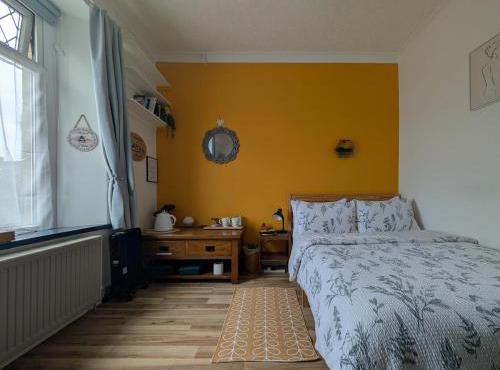 R1 - Bright Quiet Double - City & Beach Access, WIFI, Free Parking, Bus Stop 50ft From House - Self Catering