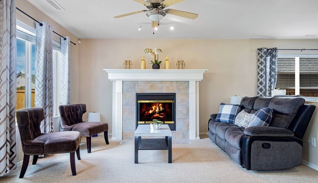 R1: Leverage Villa, fenced yard, free street parking