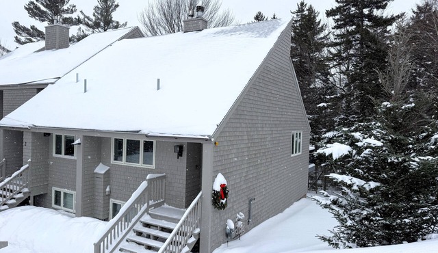 R1 Renovated ski-in ski-out condo in Bretton Woods with fireplace