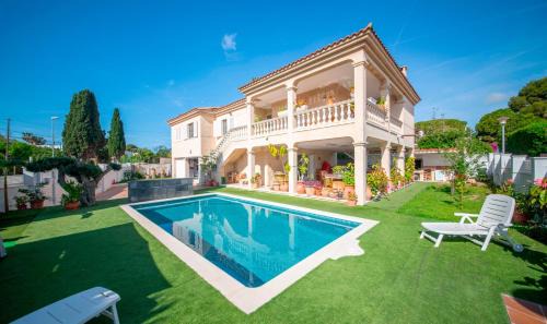 R153 - Espaciosa Villa con Piscina Privada en Coma