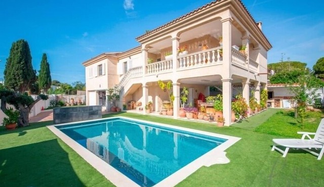 R153 Villa con Piscina en Coma-ruga