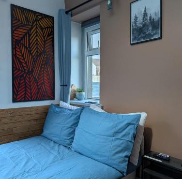 R3 - Cozy Small Double - City & Beach Access, WIFI, Free Parking, Bus Stop 50ft From House - Self Catering