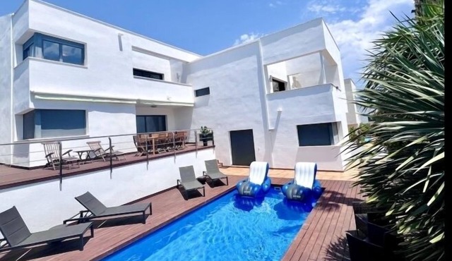 R64 Luxury Villa Déjà View 950m from the Beach