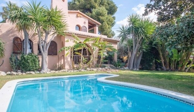 R84 Villa con Piscina y pista de Tenis