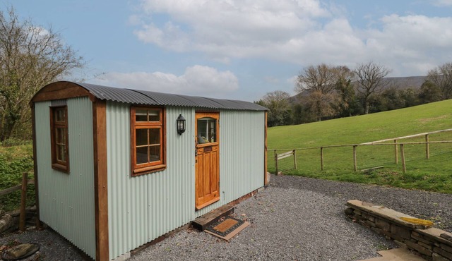RABBIT HILL HUT, pet friendly, with a garden in Govilon