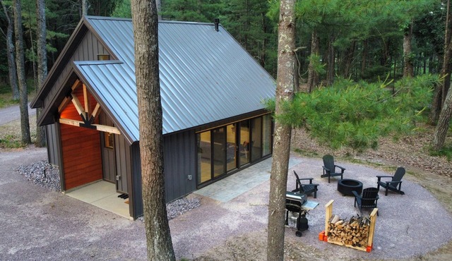 Raccoon Cabin @ Orange Tractor Retreat: a new, modern cabin on 40 private acres