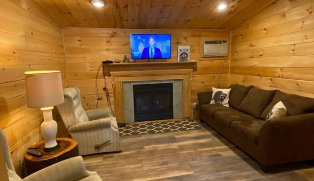 Raccoon Retreat, 2 Bedroom 1 Bath Cabin, Sleeps Up to 6 People